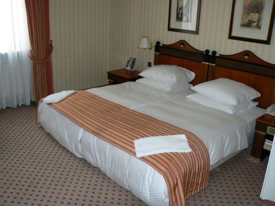 Ein wunderschönes großes Bett Le Méridien Grand Hotel Nürnberg