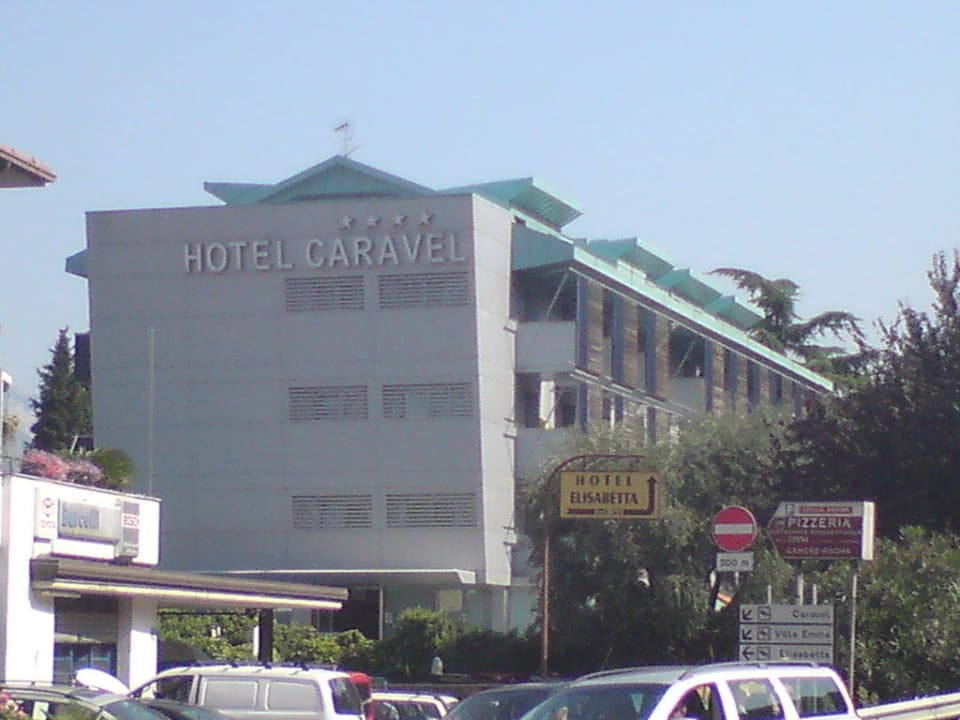 Auch von der Strasse Caravel Bike Hotel