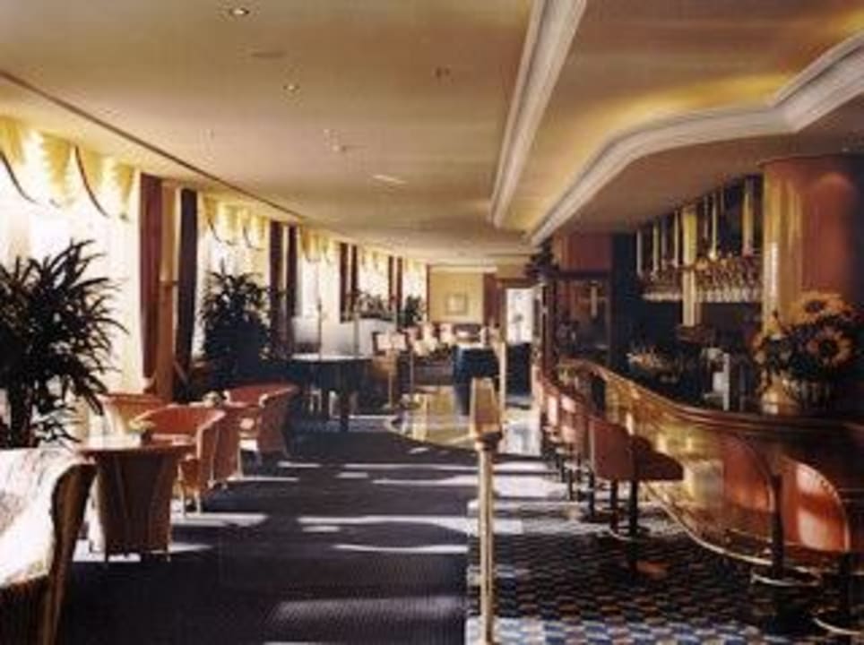 Blick auf die Bar und das Restaurant PLAZA Premium Schwerin