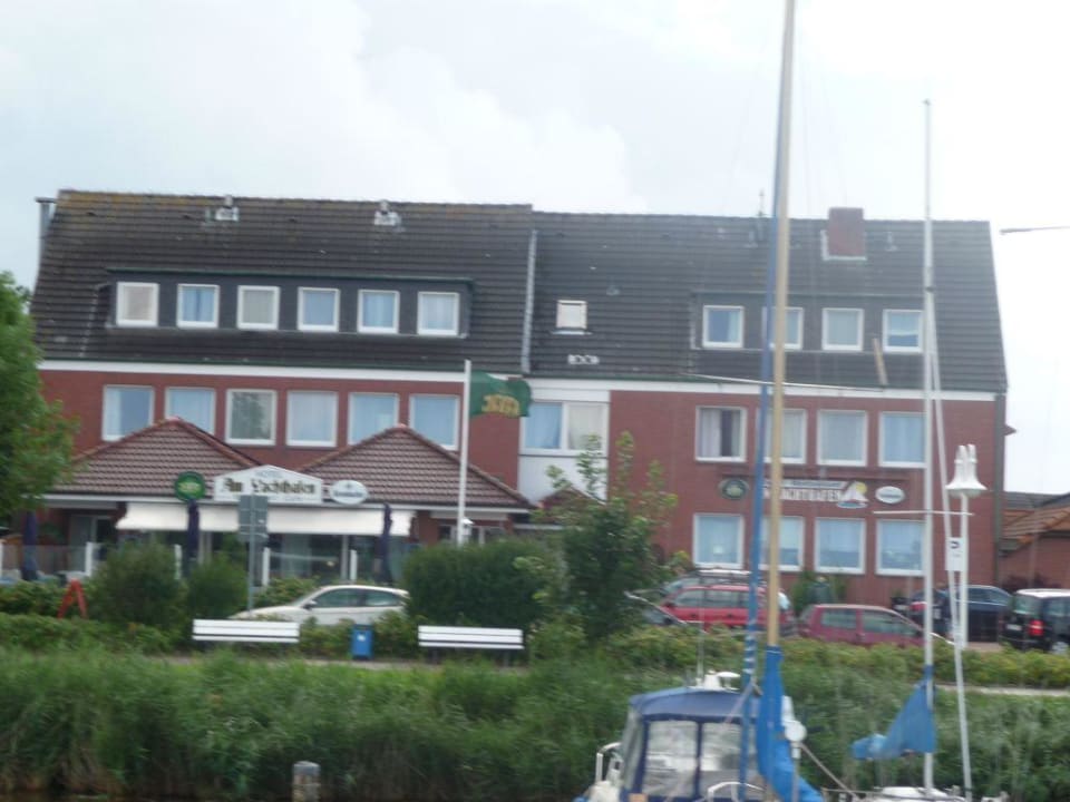 Blick von der Harle zum Hotel am Yachthafen Hotel An't Yachthaven