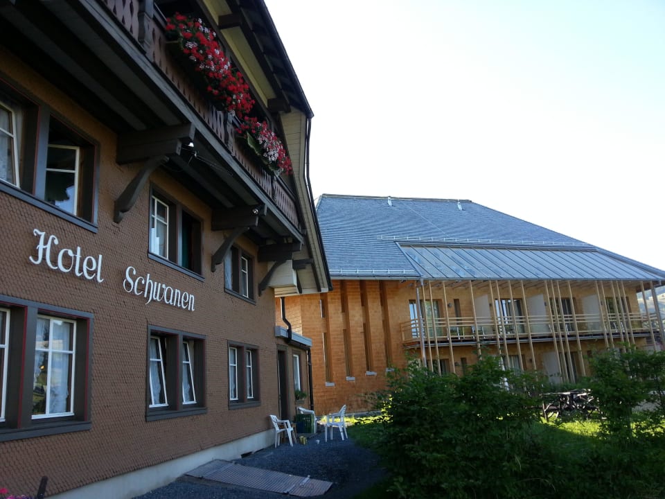Les deux bâtiment de l'hôtel Breggers Schwanen Hochtal Spa