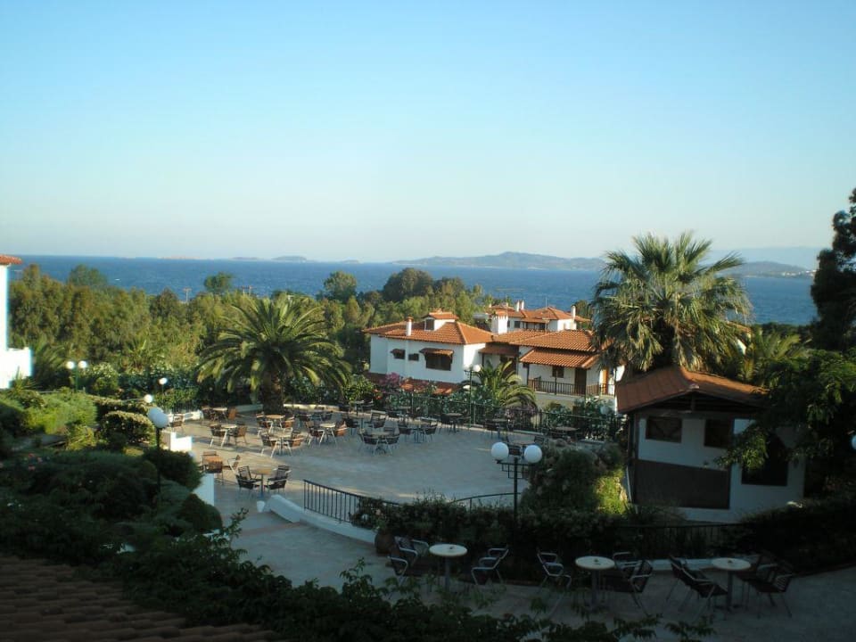 Blick auf die Theaterbar-Terrasse Alexandros Palace
