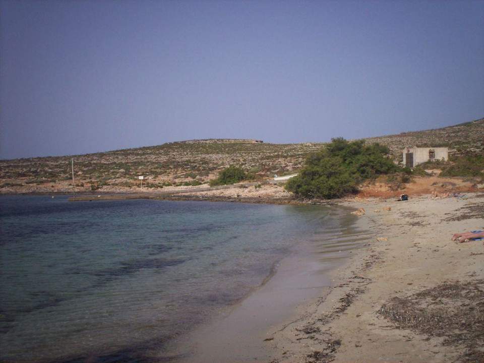 Traumhaft ruhiger Naturstrand bei den Bungalows Comino Hotel & Bungalows
