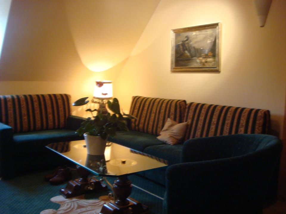 Gemütliche Sitzecke mit Blick zum Flachbildschirm Schlosshotel Mondsee