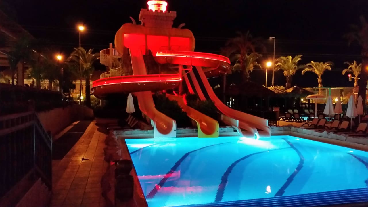 Am Abend schön beleuchtet Well Palace Side