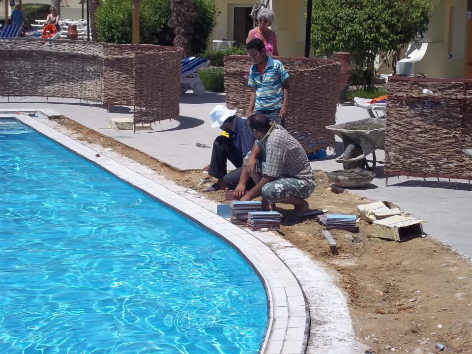 Arbeiten am Pool mitten am Tag Palm Beach Resort