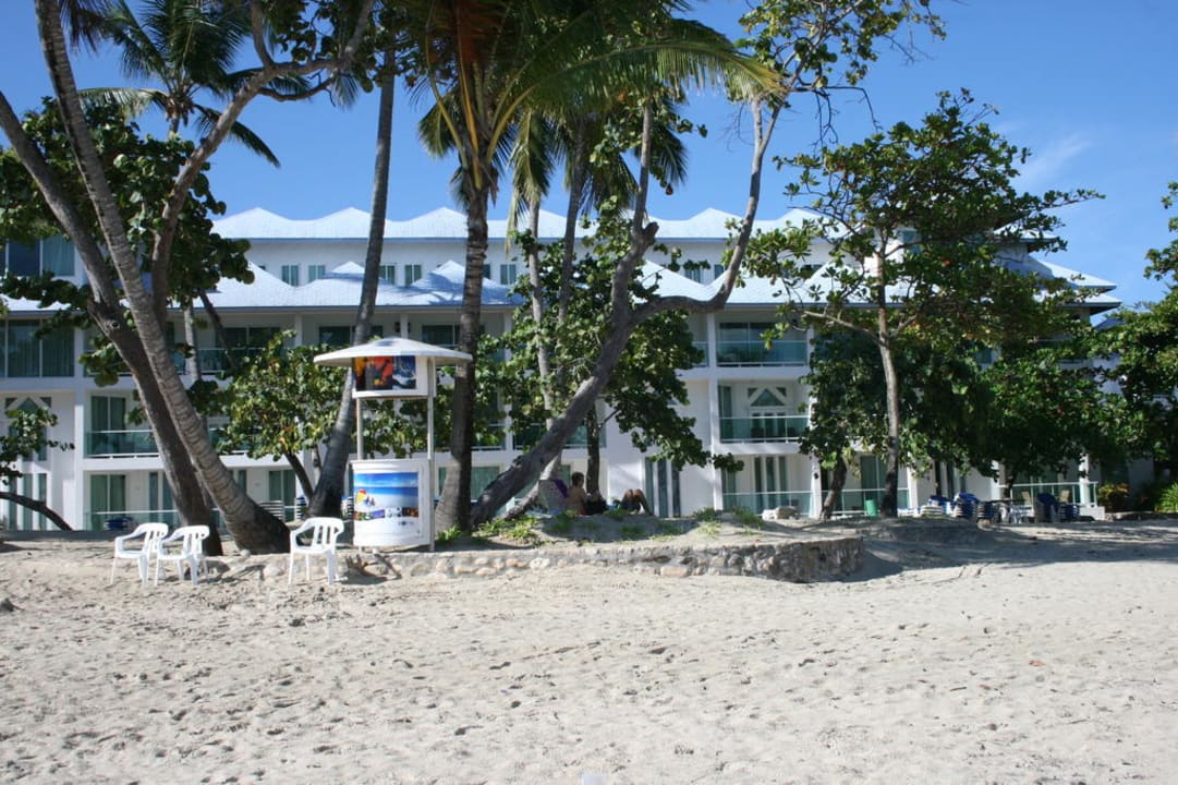 Blick auf das Hotel vom Strand Grand Paradise Playa Dorada