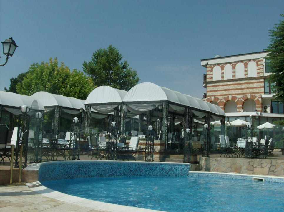 Vue de la piscine Hotel The Mill / Melnicata