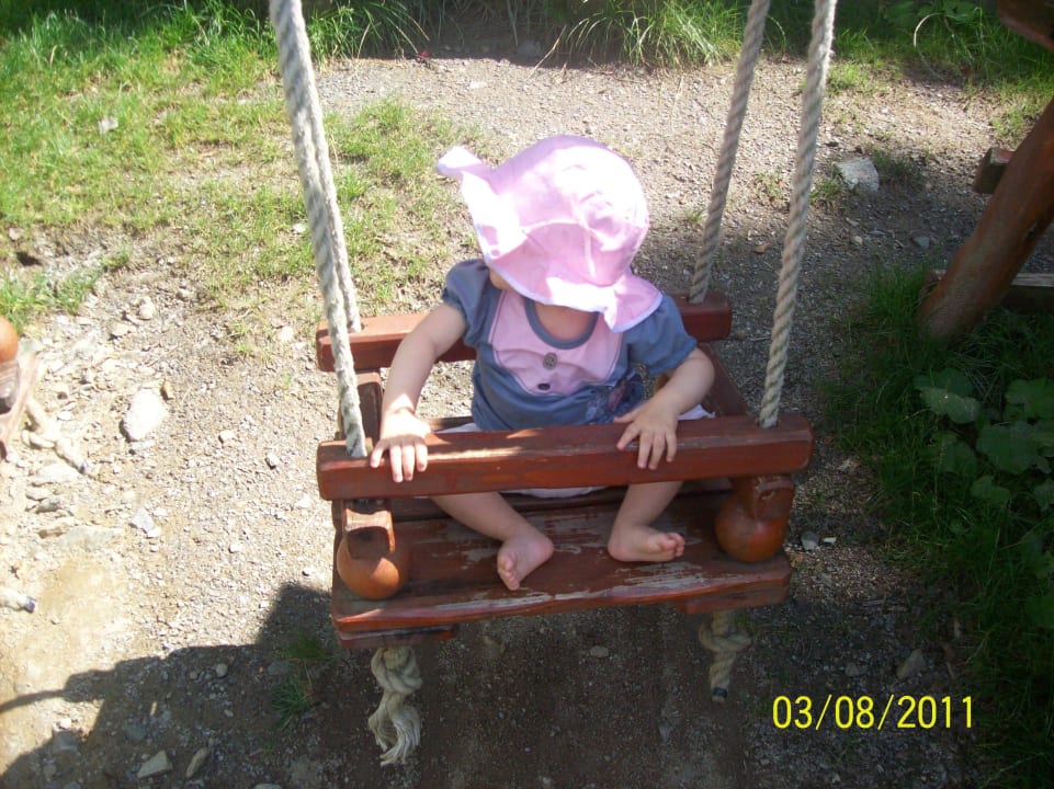 Kinderschaukel mit Klettertutm Hotel Tirol
