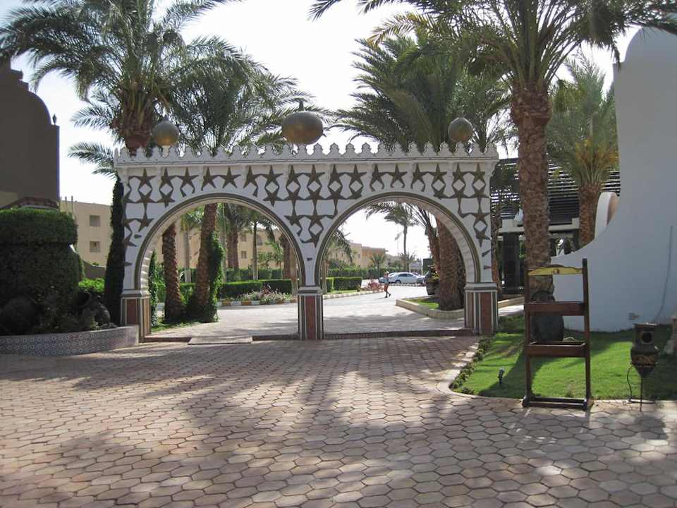Torbogen zur Straße/Haupthaus Aladdin Beach Resort