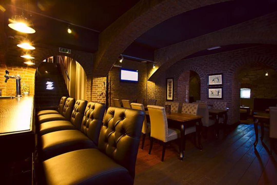 Winiarnia Hotel Dwór Sanna