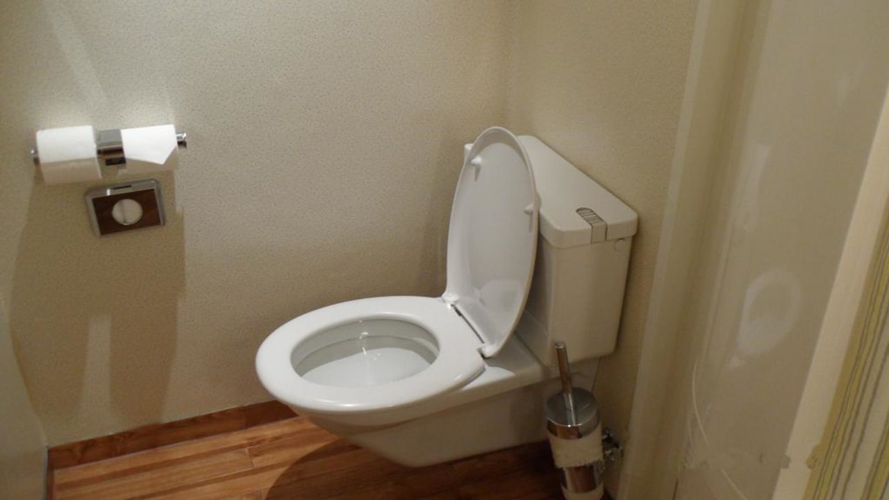 28.11.2010 - im Bad, WC des Zimmer 129 Select Hotel Hamburg Nord