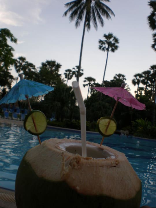 Cocktail am Pool Andaman Embrace Patong