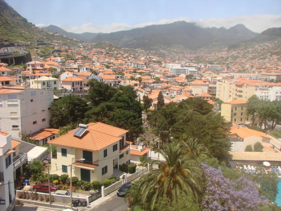 Widok z okna na cmentarz Hotel Dom Pedro Madeira