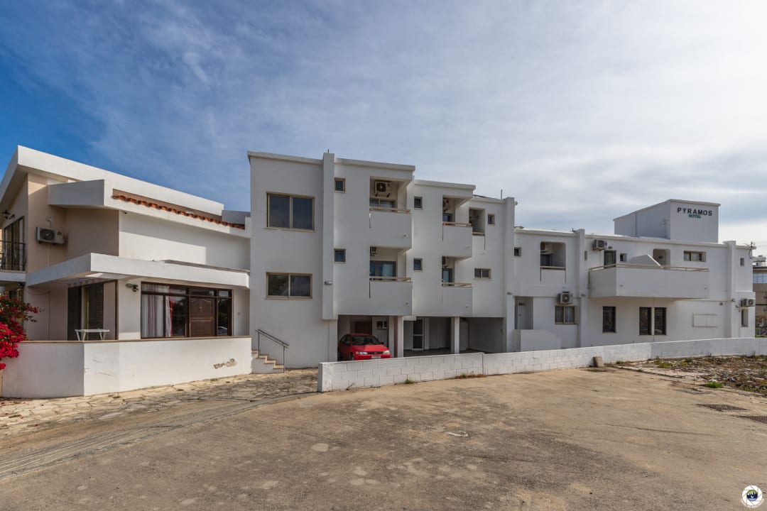 Außenansicht Hotel Pyramos