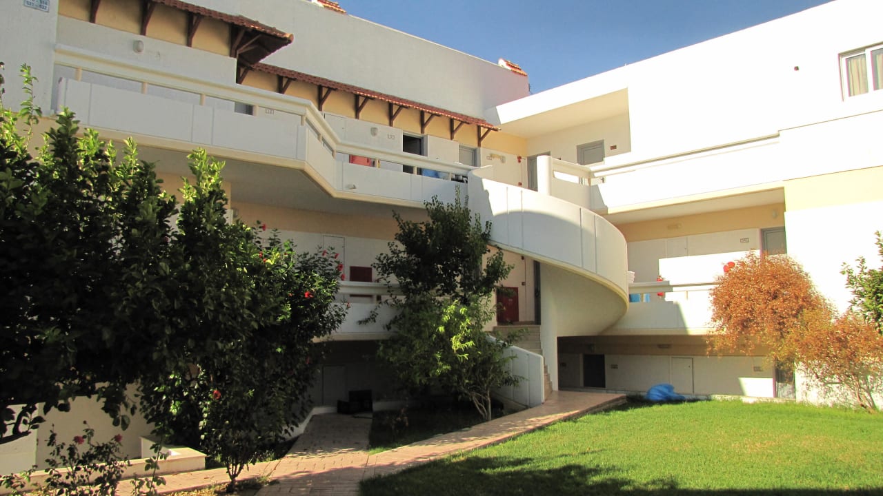 Zweistöckiges Gebäude mit Kelleretage Lydia Maris Resort & Spa