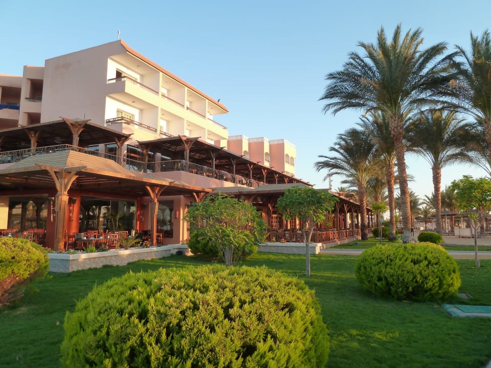 Außenansicht eines der zahlreichen Restaurants Beach Albatros Resort