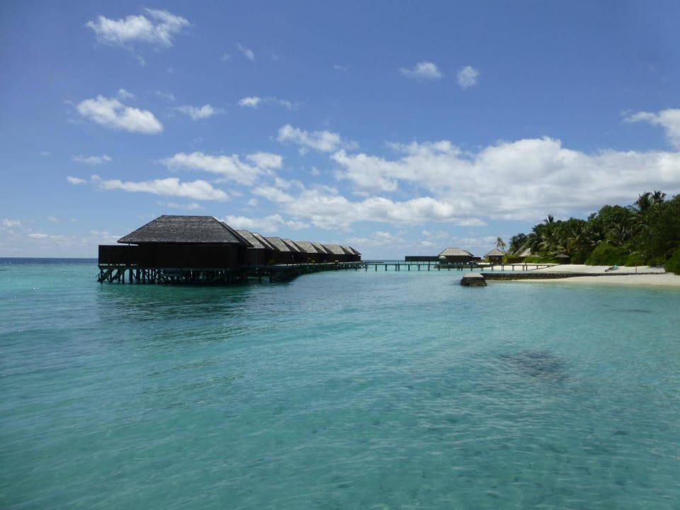Blick auf die Water Bungalows Veligandu Maldives Resort Island