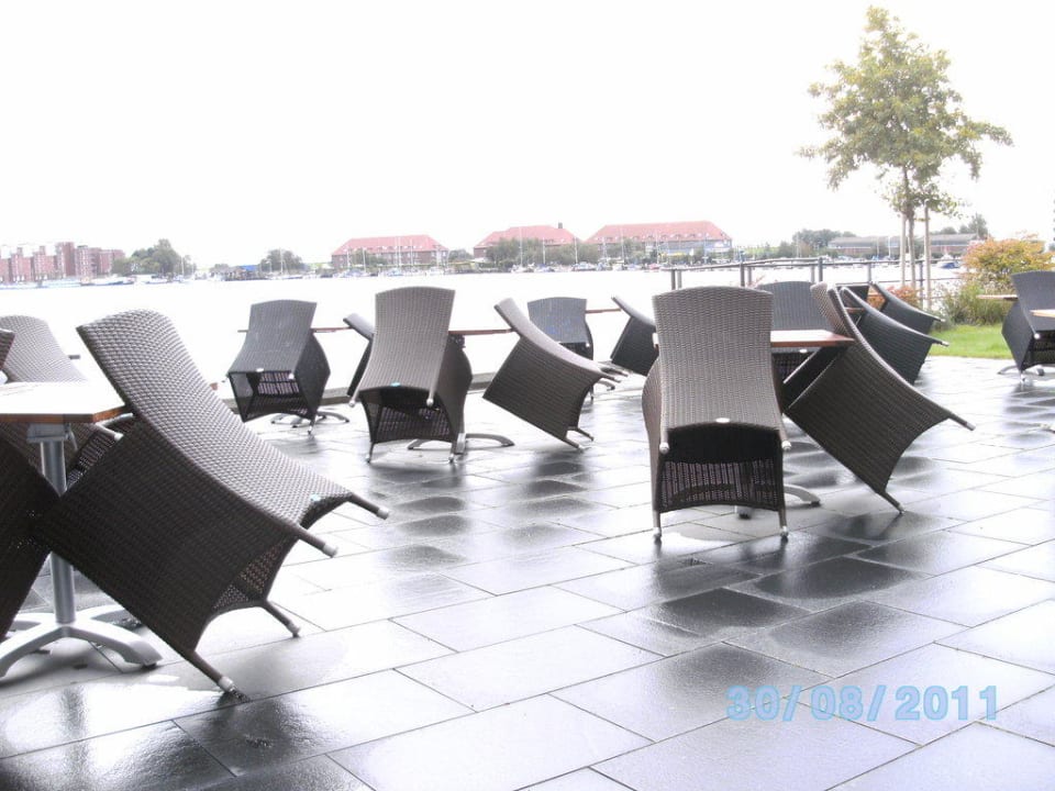 Terrasse (leider bei Regen) ATLANTIC Hotel Wilhelmshaven