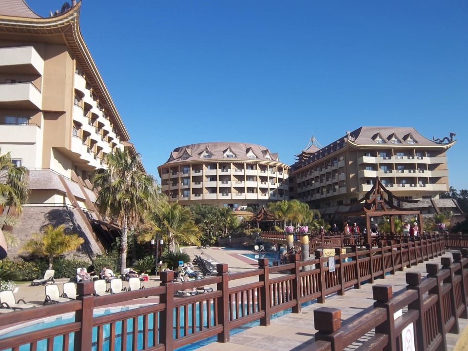 Das Hotel von der Poollandschaft aus Hotel Royal Dragon