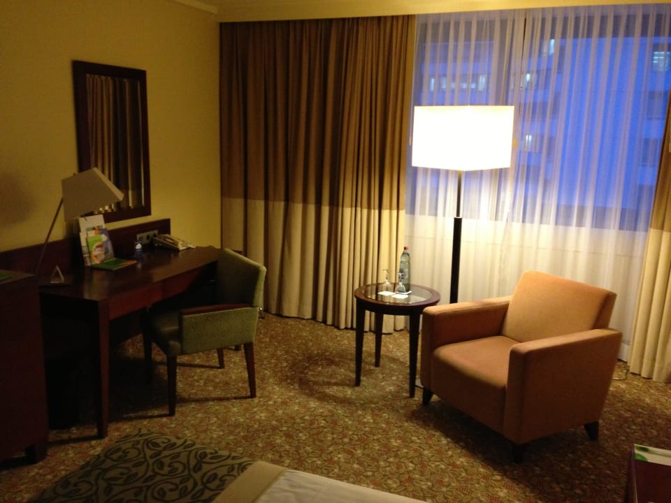 Sitzecke mit Schreibtisch Courtyard by Marriott Düsseldorf Seestern