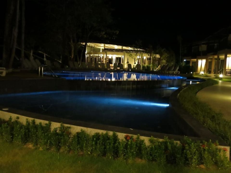 Relax-Pool bei Nacht The Leaf on The Sands by Katathani