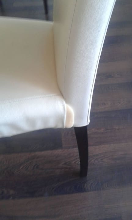 Kaputte Stühle  Hotel Höri am Bodensee