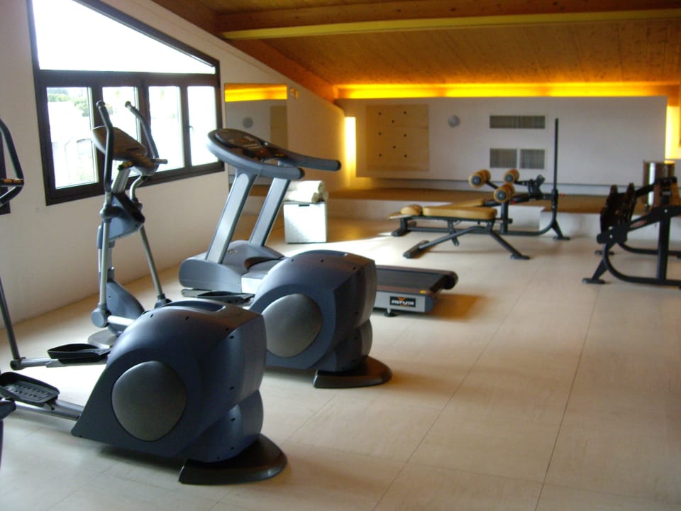 Sportbereich im Spa mit Blick auf den Pool Grande Baia Resort & Spa
