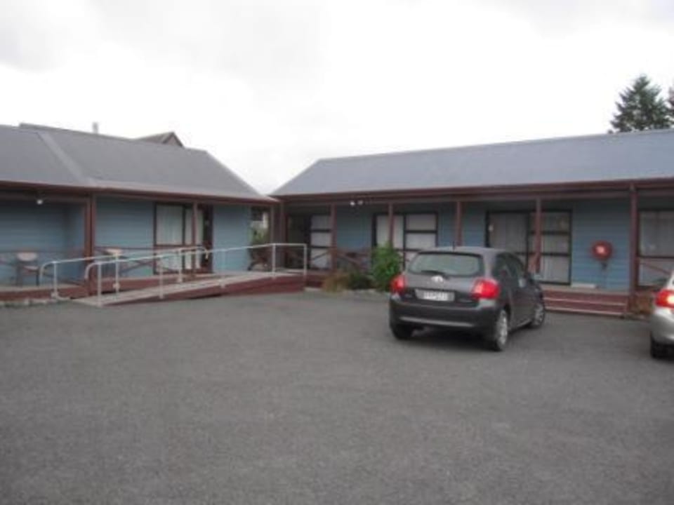 Motelanlage (Innenhof) Adventure Lodge & Motel