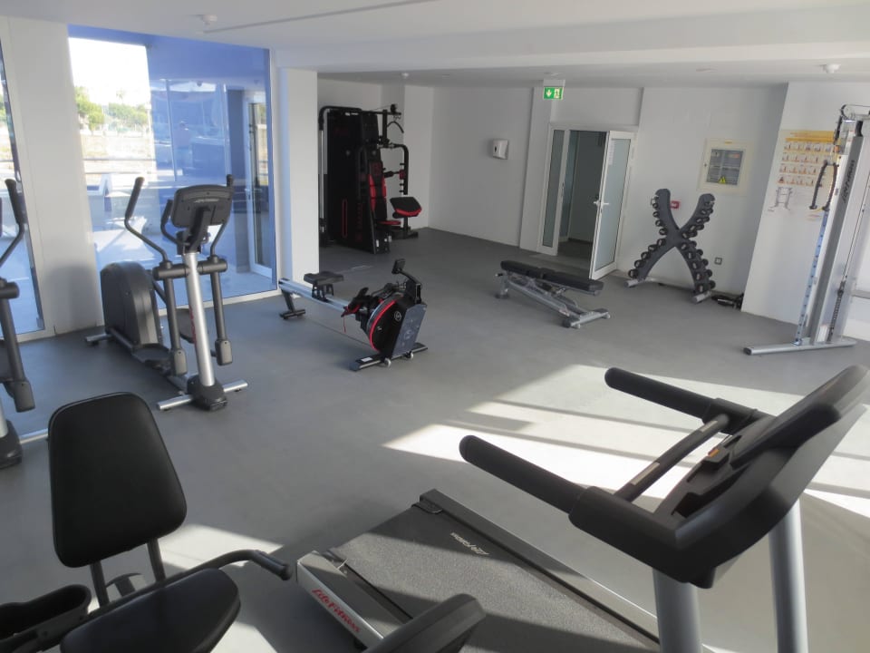 Moderner heller Fitnessraum LIVVO Los Calderones