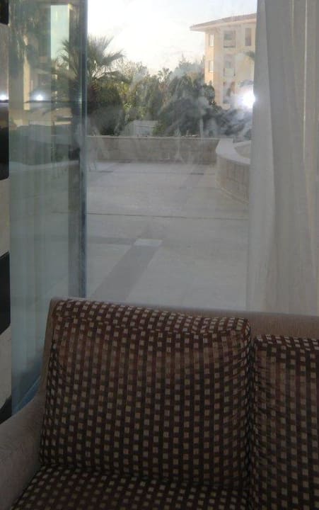 Die Scheibe hat lange kein Putzmittel gesehen Le Jardin Resort