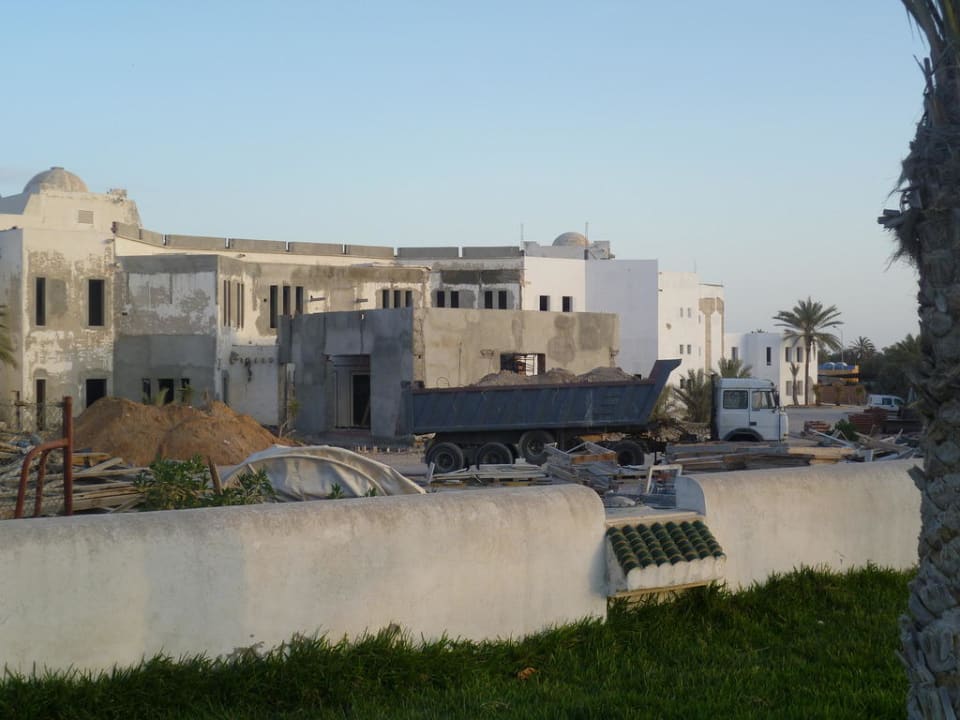 Beim Nachbarn wird fleißig gebaut Club Palm Azur