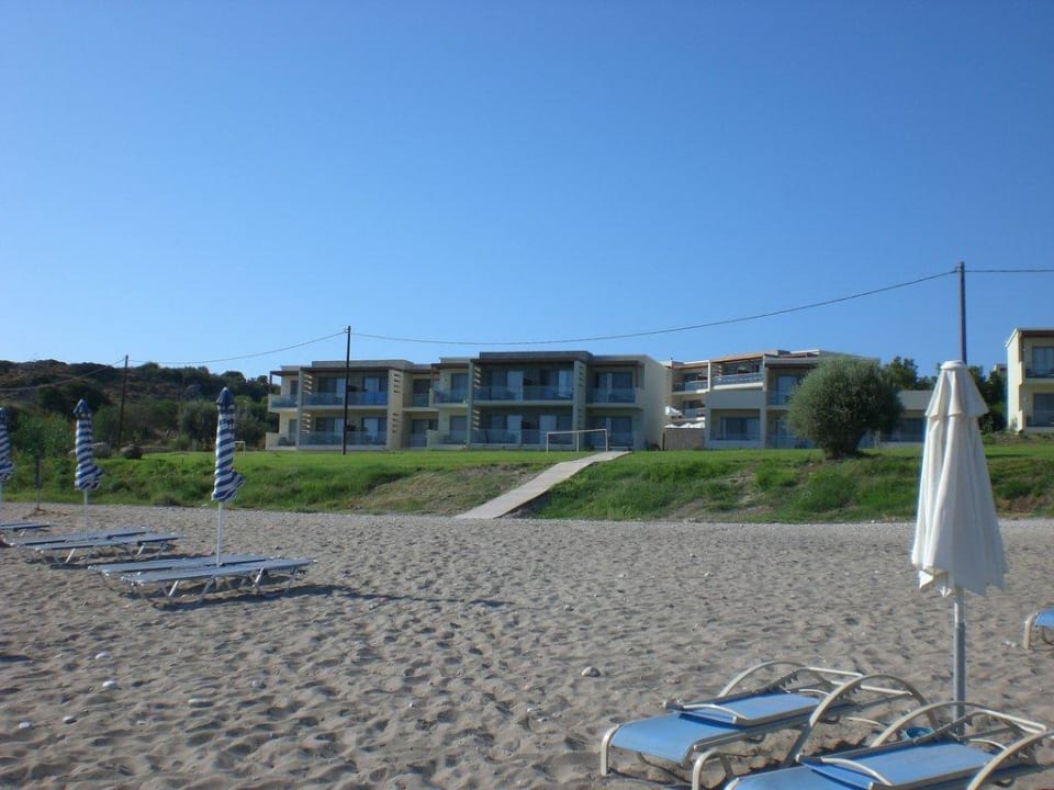 Blick vom Strand zum Hotel SENTIDO Port Royal Villas & Spa