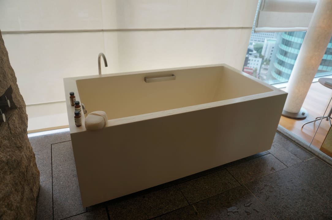 Bath tub Hotel Park Hyatt Seoul
