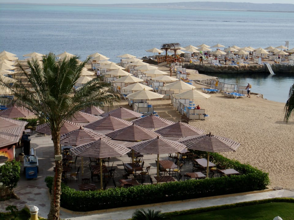 Im Vordergrund die Strandbar SUNRISE Holidays Resort (Adults Only)