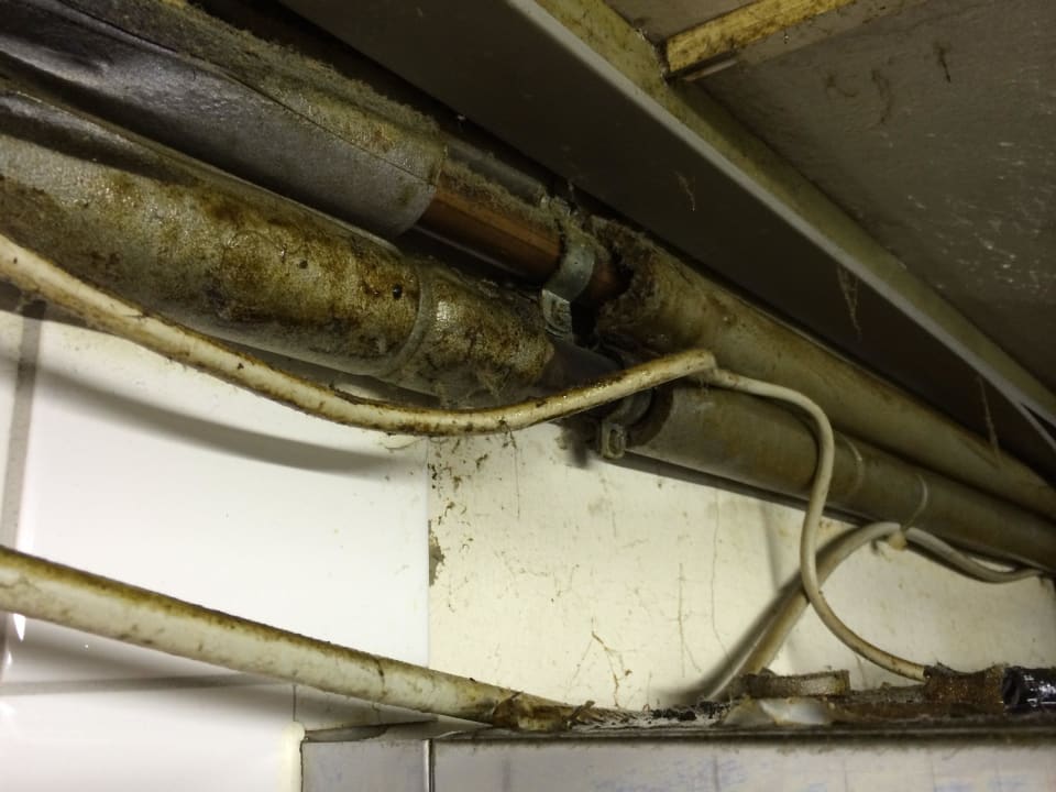 Verdreckte Leitungen über der Dunstabzugshaube   Gasthof Alte Post