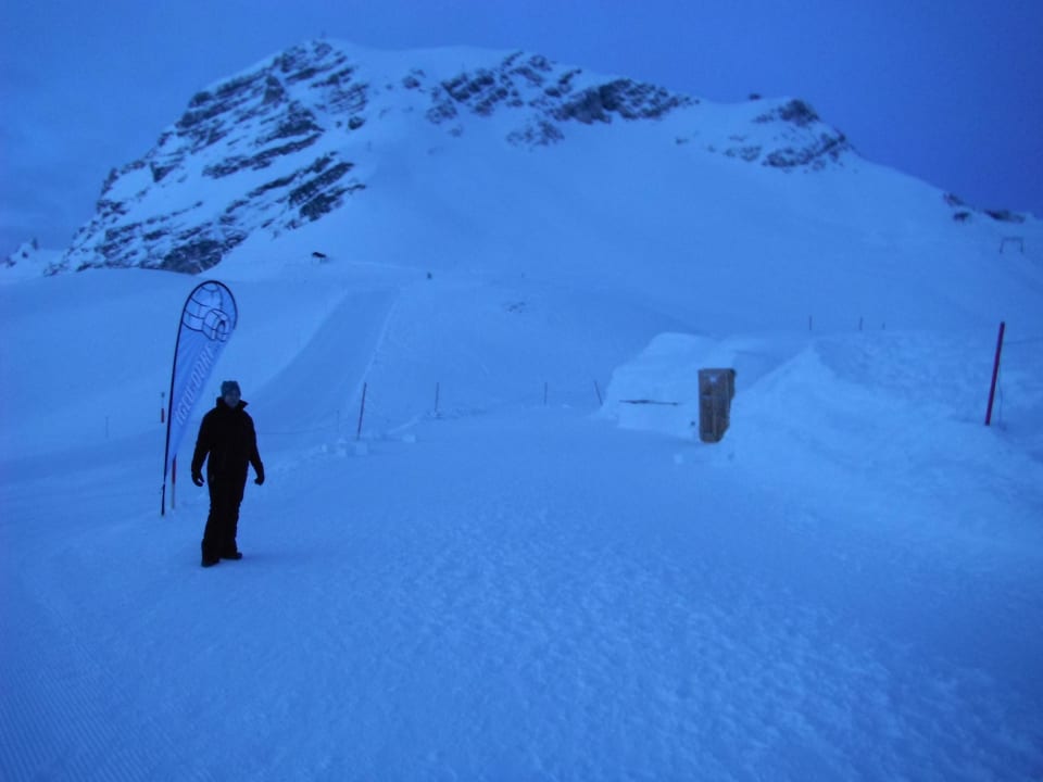 Unscheinbarer Eingang Iglu-Dorf Zugspitze