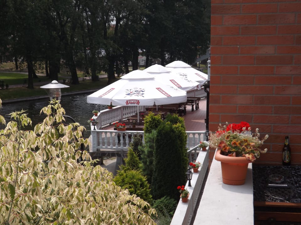 Blick auf die Terrasse des Restaurants Hotel Nad Pisą