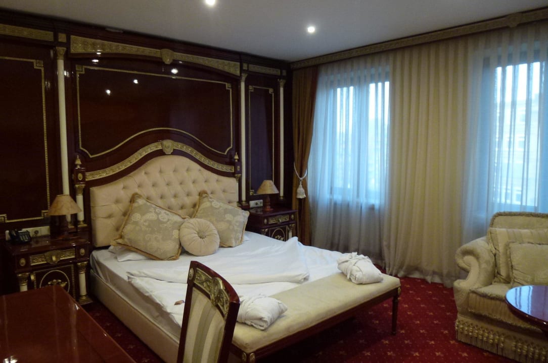 Großzügiges Zimmer Hotel Unique Dortmund Hauptbahnhof