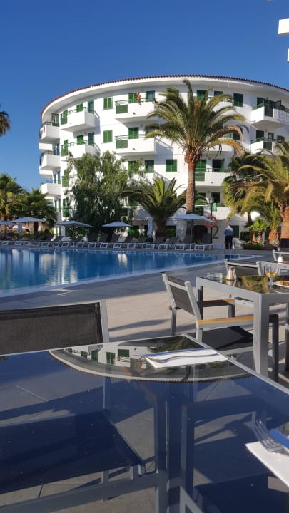 Pool mit eines der Häuser Servatur Playa Bonita