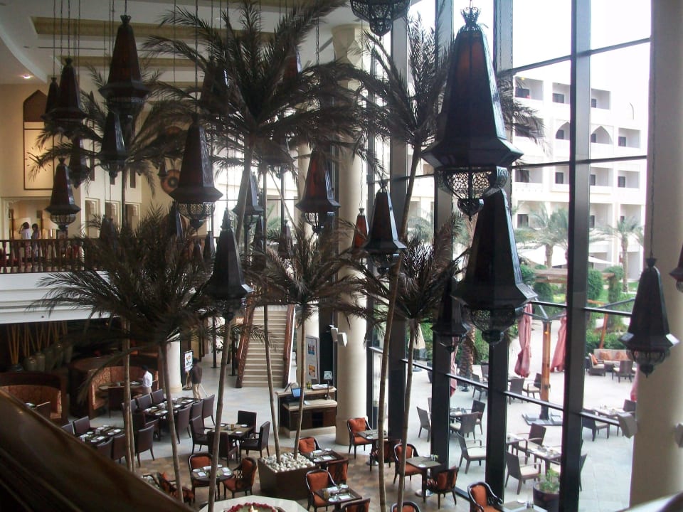 Blick nach unten zum Restaurant Hotel Sofitel Bahrain Zallaq Thalassa Sea & Spa