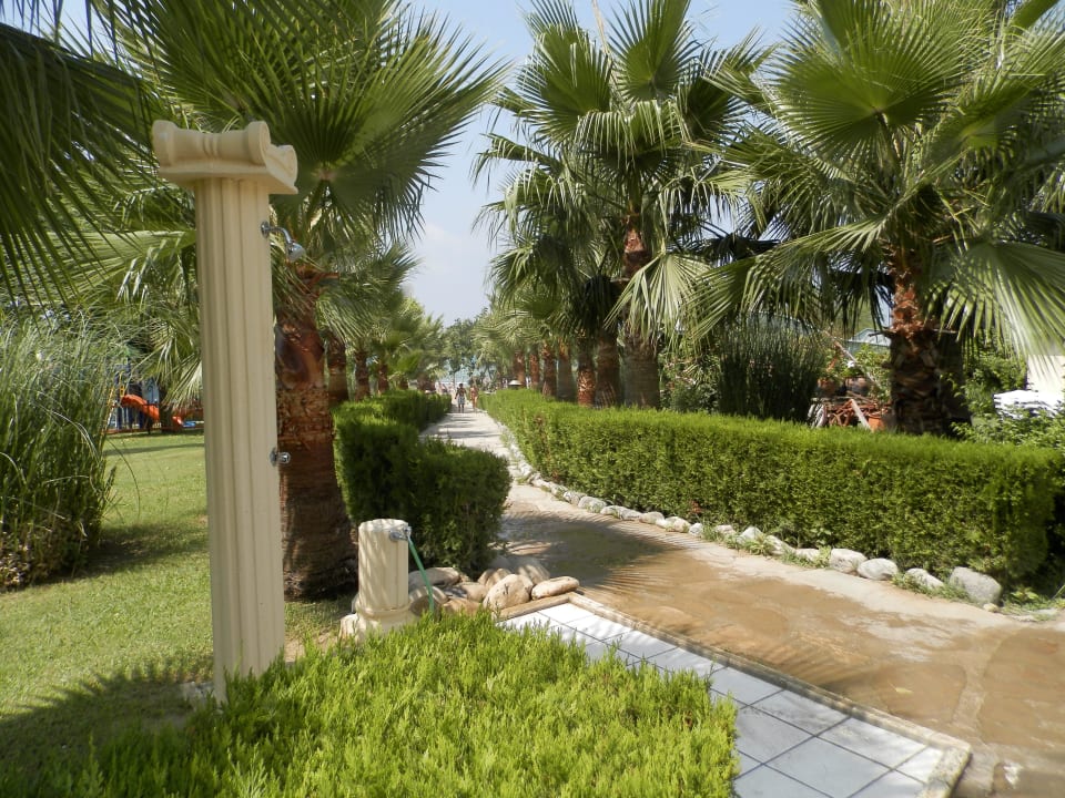 Weg zum Strand Iz Flower Side Beach Hotel