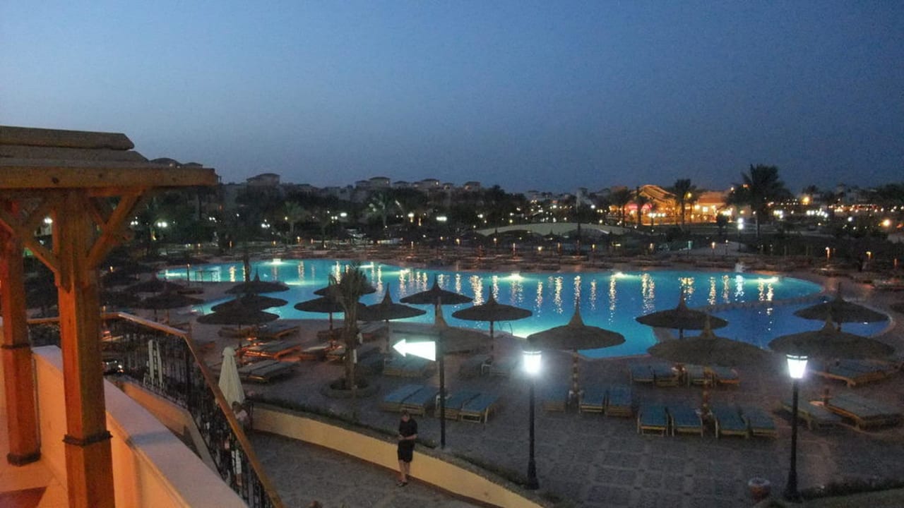 Blick zum Hauptpool (Aktivpool) am Abend Pickalbatros Dana Beach Resort - Hurghada