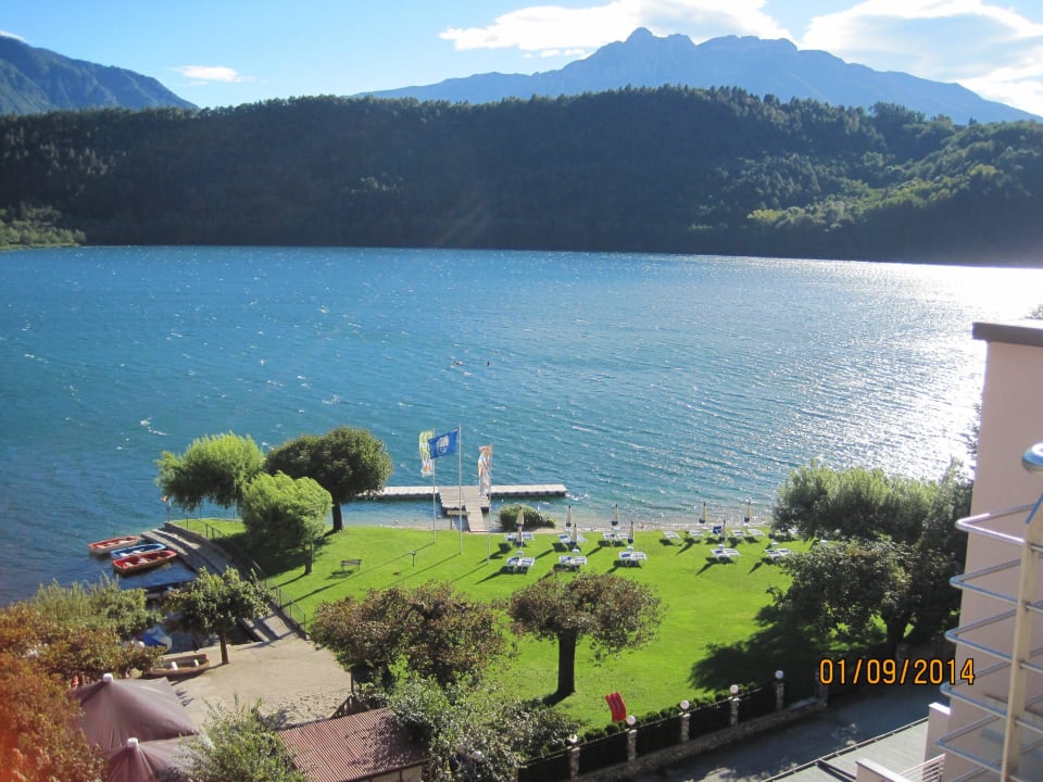 Blick vom Balkon auf den hoteleignen Strand Parc Hotel Du Lac