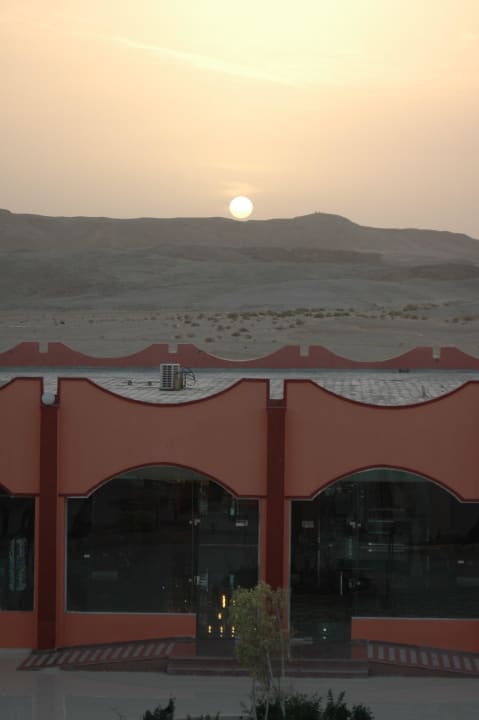 Blick über das Hotelhauptgebäude in die Wüste Three Corners Happy Life Beach Resort