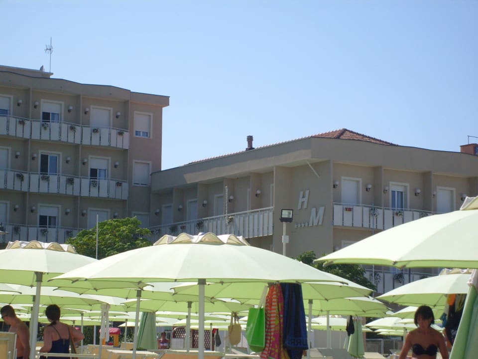 Ausblick von Strand zum Hotel Hotel Miramare