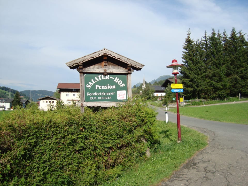 Links Einfahrt zur Pension Klingler Pension Salater-Hof
