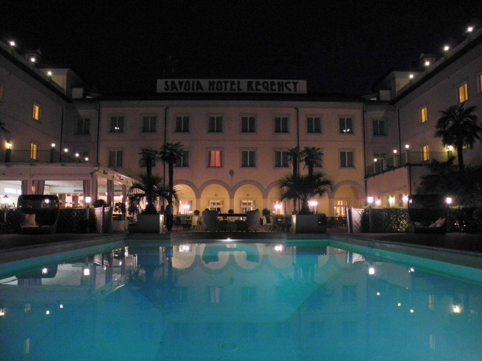 Pool am Abend Savoia Hotel Regency