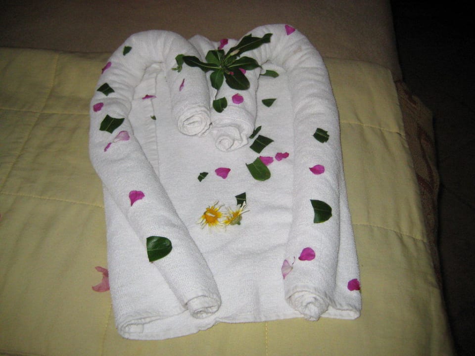 Betten mit Blumenkunst Charmillion Sea Life Resort