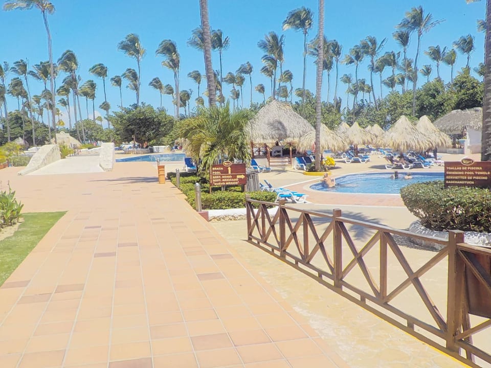 Kurz vor der Poolanlage Grand Sirenis Punta Cana Resort & Aquagames